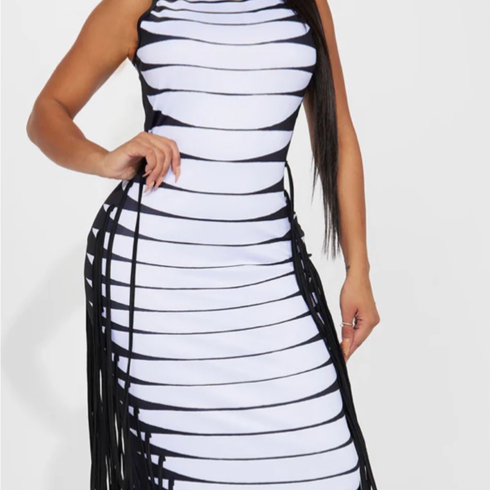 BLACK & WHITE MAXI DRESS - Picture 2 of 4